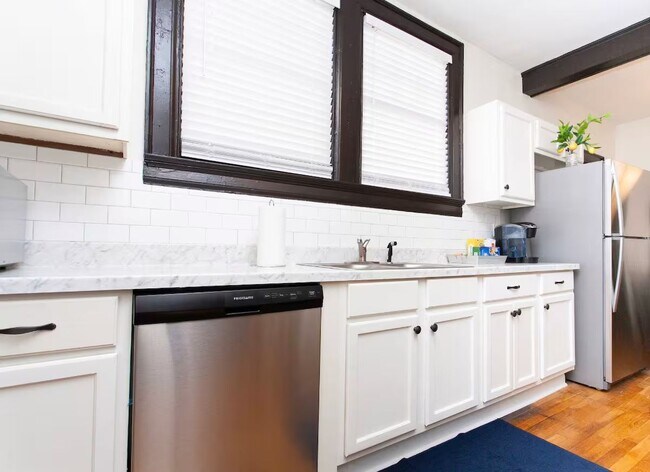 Building Photo - Midtown Duplex