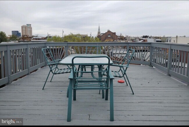 Shared deck - 1412 Light St