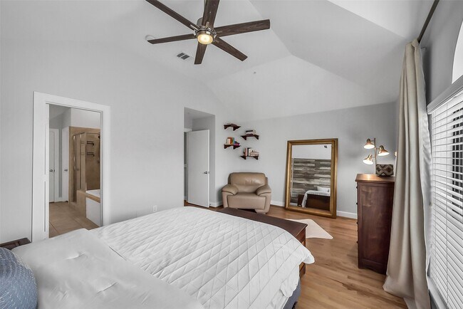 Building Photo - 8715 Meadowcroft Dr