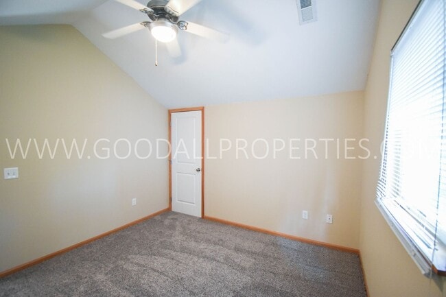 Building Photo - 3 Bedroom 2.5 Bathroom end unit home in Urbandale!!!