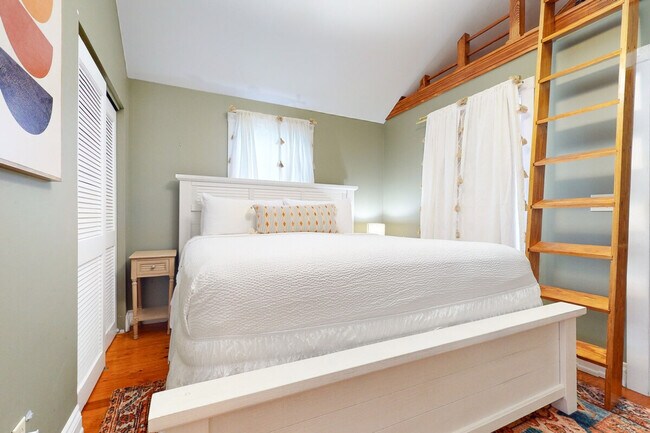 Building Photo - 1011 Howe St