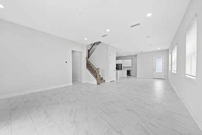 Building Photo - 3 Bedroom, 2.5 Bath Townhome in BEACHWALK ...