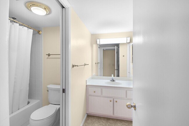 Building Photo - 801 S Ocean Dr