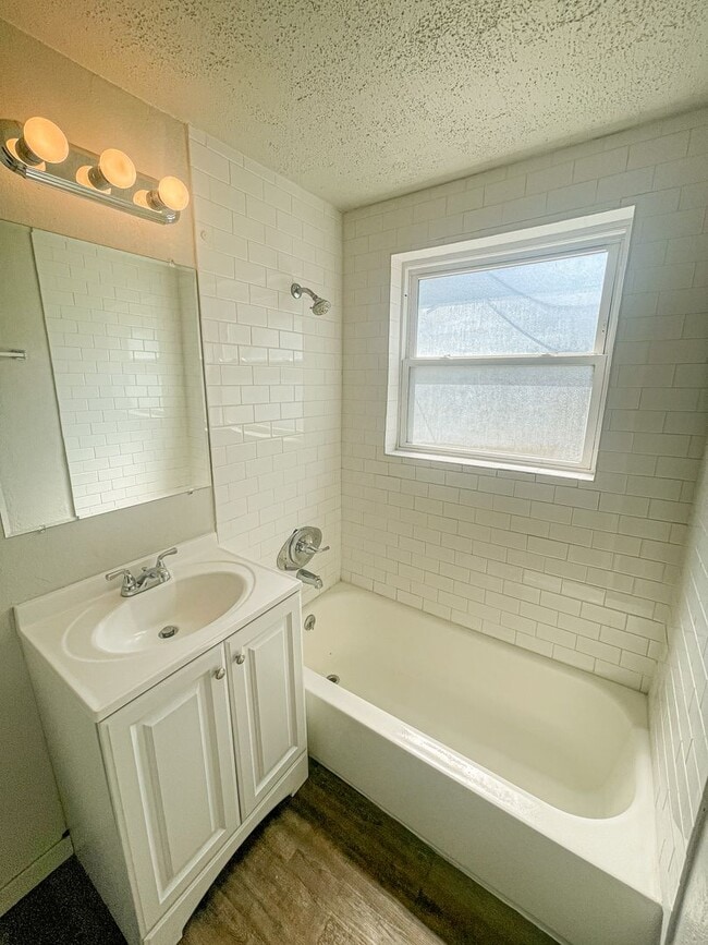 Building Photo - Updated 2 Bed Home with Garage, Huge Yard & Storage in Del City