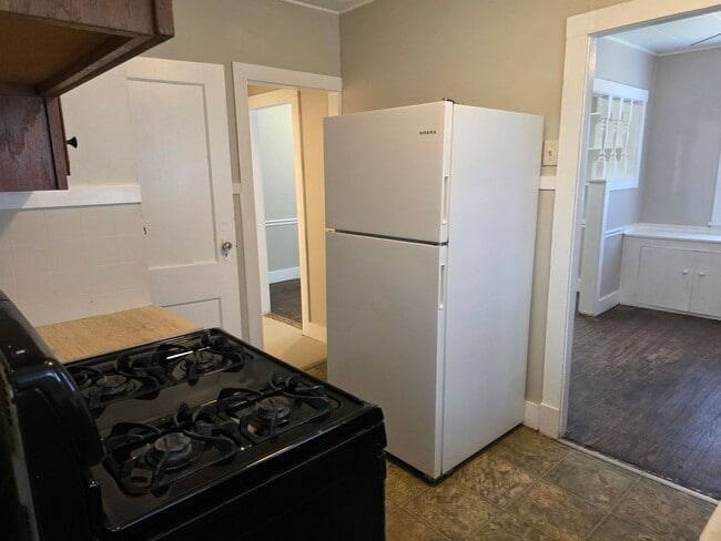 Building Photo - 2-Bedroom, 1-Bathroom Home with Basement – $1,050/Month - Accepting Section 8