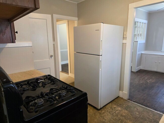 Building Photo - Updated Price!!! 2-Bedroom, 1-Bathroom Home with Basement – $995/Month - Accepting Section 8