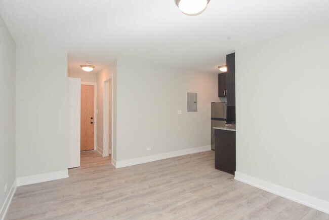 Building Photo - 447 W Surf St