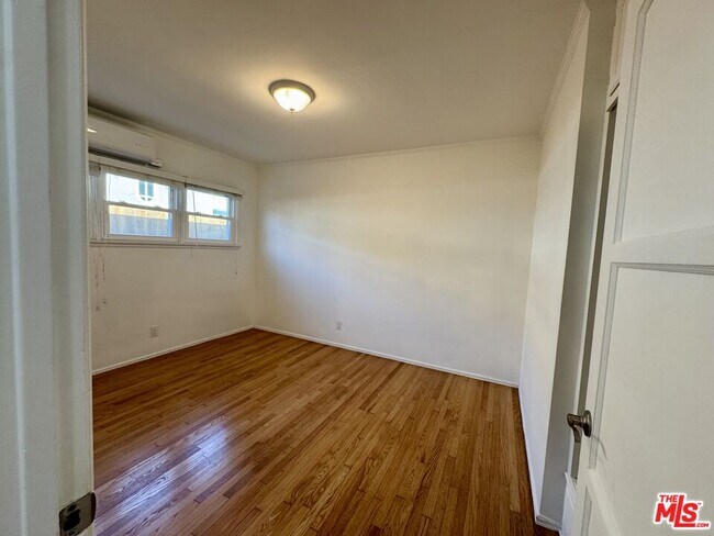 Building Photo - 6122 S Fairfax Ave