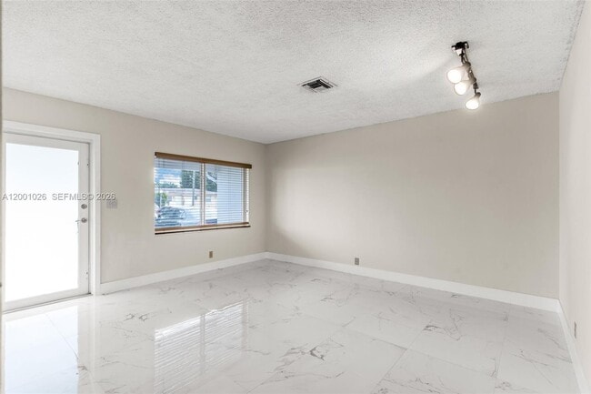 Building Photo - 310 SW 76th Ct