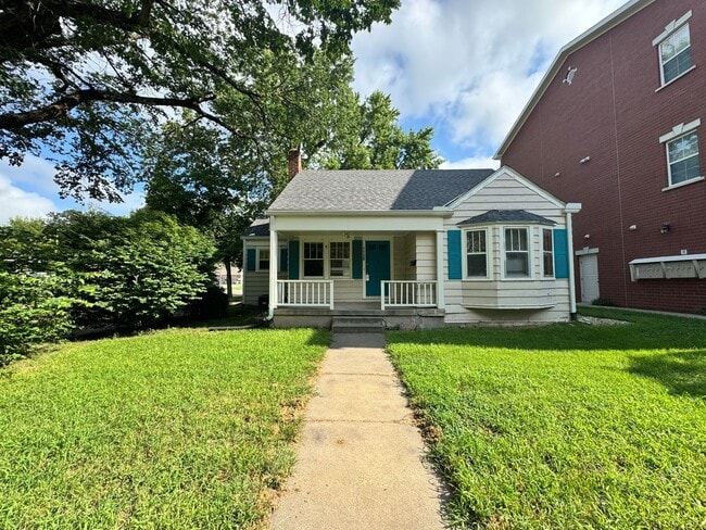 Primary Photo - 1 Block from Campus & 3 blocks from Aggieville