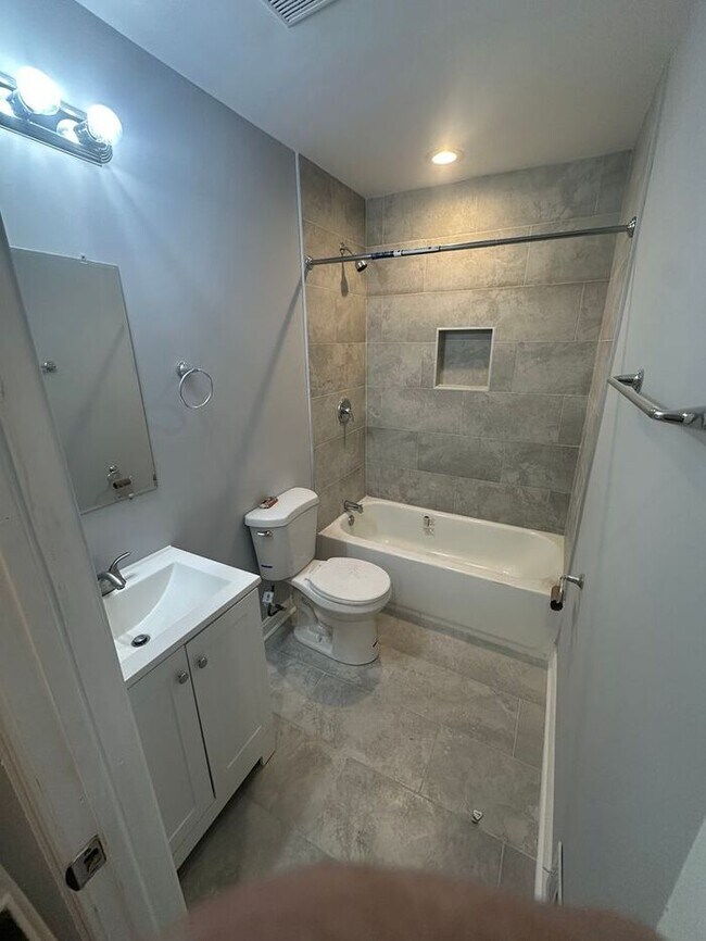 Building Photo - 4 Bedroom Spacious House