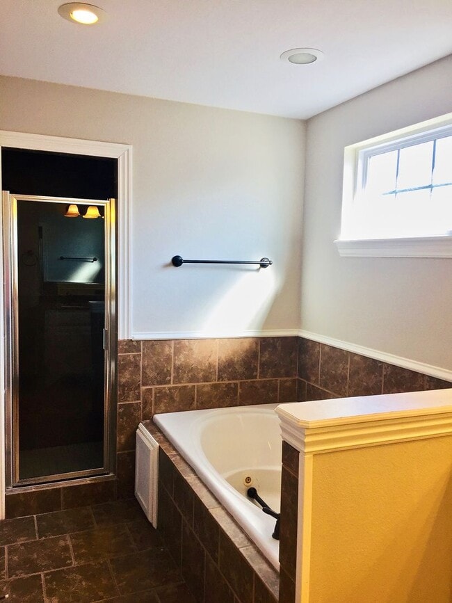 Building Photo - 3 Miles From the UofA!! Beautiful 3 Bedroo...