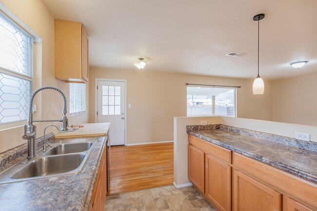 Building Photo - Bright & Inviting 3 Bed 1 Bath Home - Featuring Large Backyard!