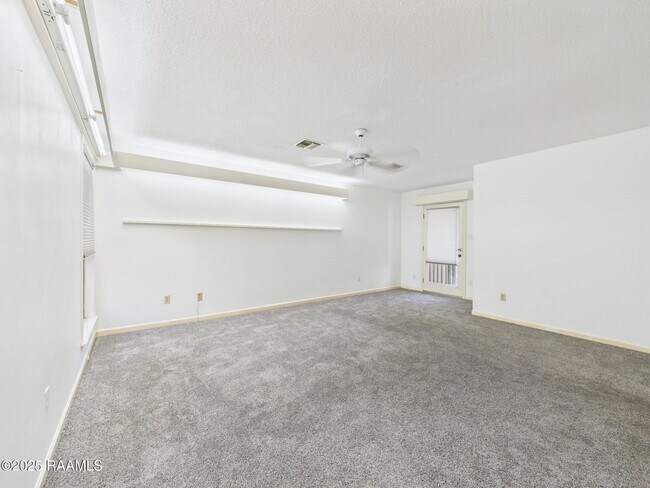 Building Photo - 19 Courtyard Cir