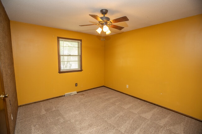 Building Photo - 131 Cresent Dr