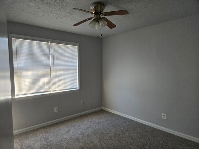 Building Photo - Beautiful Townhome Ready for Immediate Move In