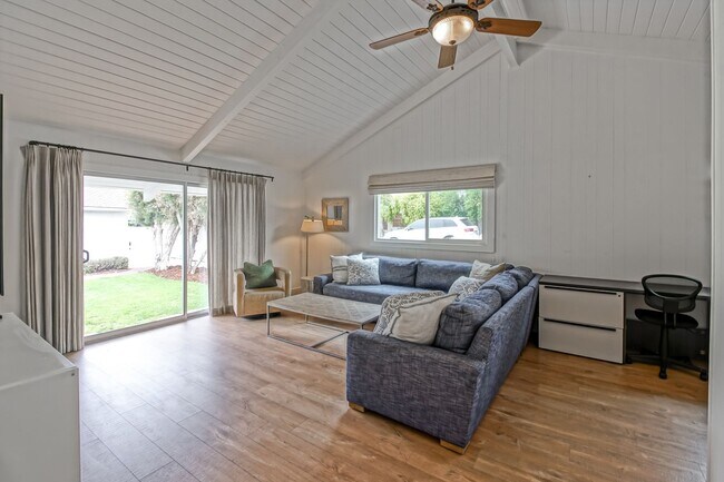 Building Photo - BEAUTIFULLY REMODELED (FURNISHED), 3BR3BA ...