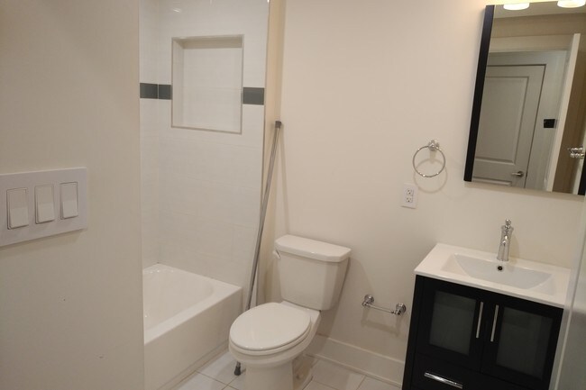 bathroom 3 in bsmt - 832 N 19th St