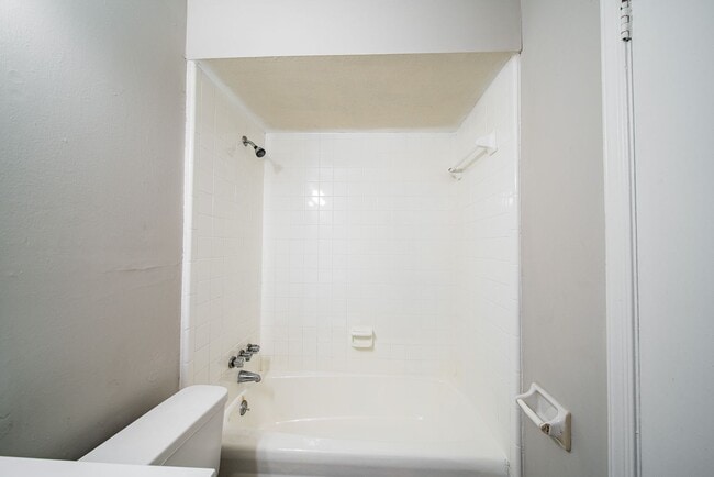 Building Photo - Move in Ready!  Spacious 3 Bedroom 2 Bath! Section 8!