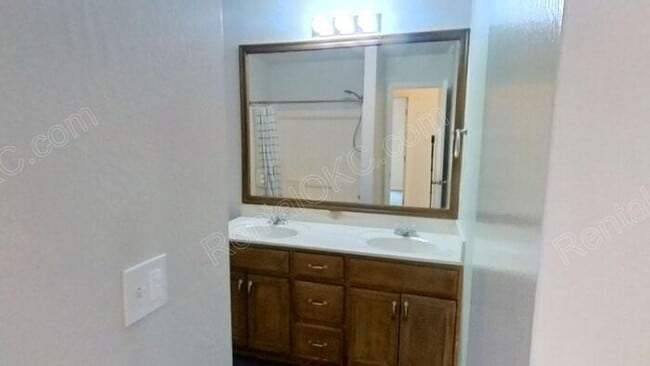 Building Photo - 4 Bed 2 Bath near Buck Thomas Park.