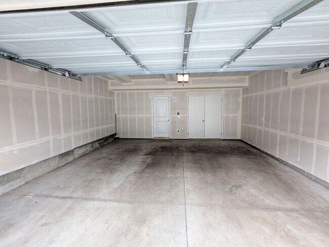 Building Photo - Three Bedroom Townhome