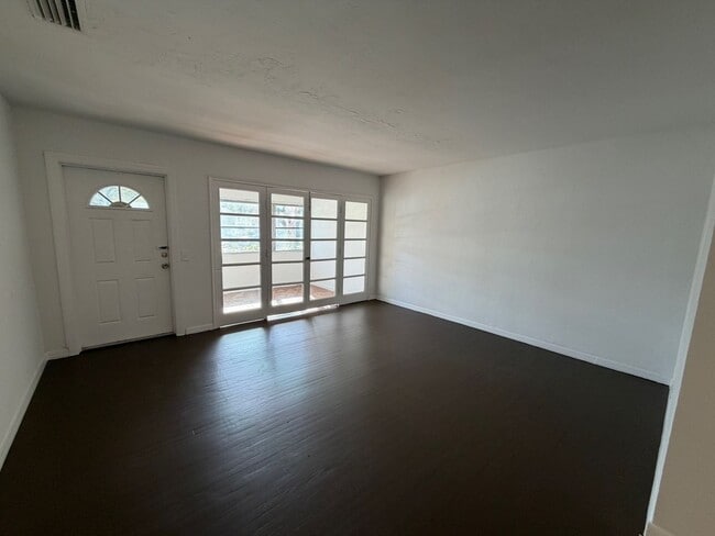 Building Photo - 903 SW 15th Ave