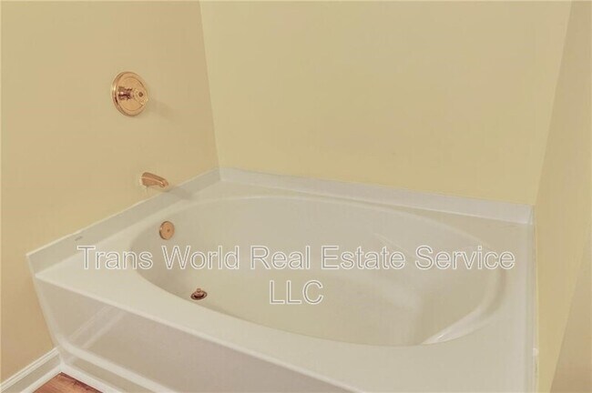 Building Photo - 1102 Pleasant Oaks Ct