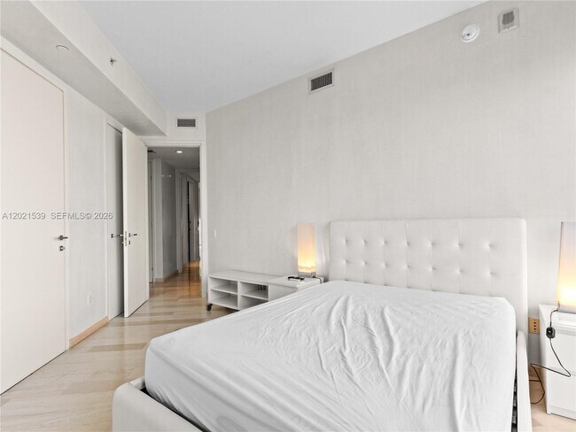 Building Photo - 1300 Brickell Bay Dr