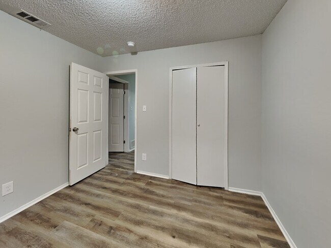 Building Photo - 1056 Twin Falls Dr