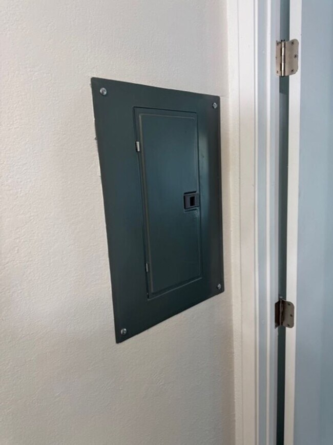 Building Photo - 680 Chorro St