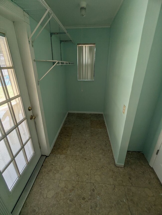 Building Photo - For Rent: 4 Bedroom, 3  Bathroom, Office/Den, Sunroom/Florida room, Large Shed, Huge backyard