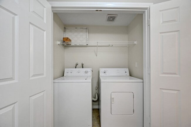 Building Photo - Downstairs 1 Bedroom Unit in Gated Community - S.W.