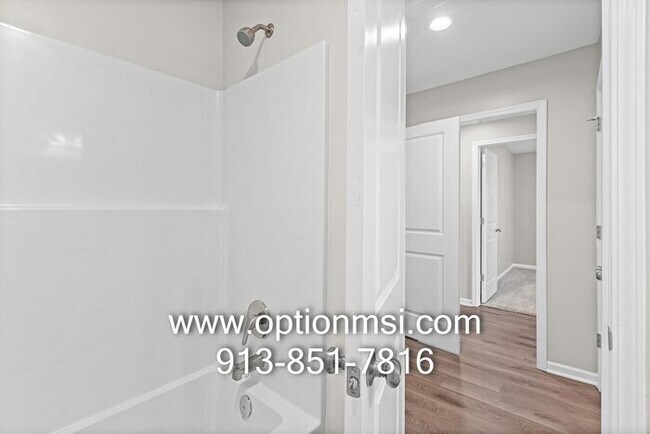 Building Photo - Fresh 3 Bedroom, 2 Bathroom Half Duplex