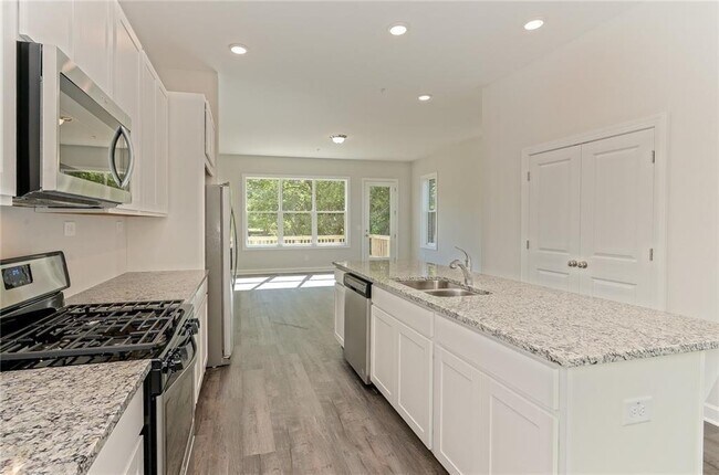 Building Photo - 2814 Woodland Terrace