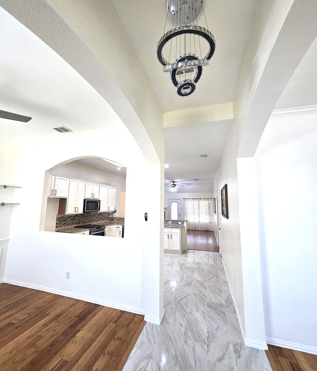 Building Photo - 5705 Seneca Dr