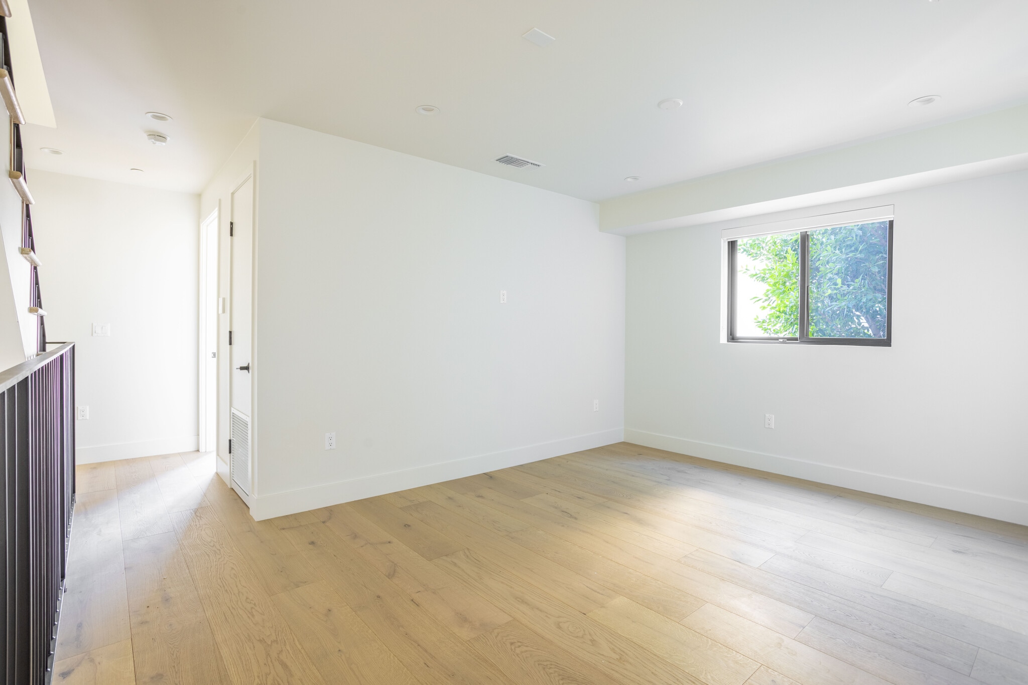 Building Photo - 456 N Poinsettia Pl