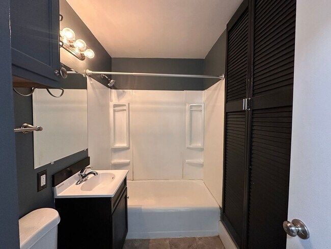 Building Photo - Recently Renovated 3 Bedroom 1 Bath Single Family Home!