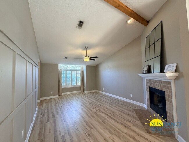 Building Photo - Charming Custom Details & Cul-de-Sac Living in Mary Esther!