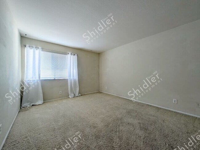Building Photo - 2 Bed 1 Bath No one Above You