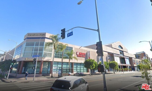 Building Photo - 737 S Oxford Ave