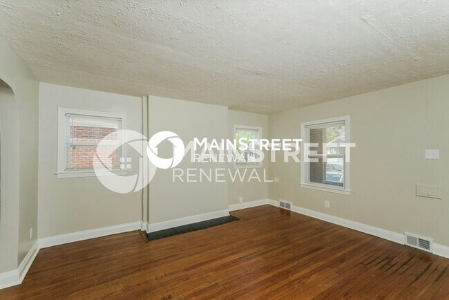 Building Photo - 3 Bedroom Pet-Friendly Home in Louisville, KY with Main Street Renewal