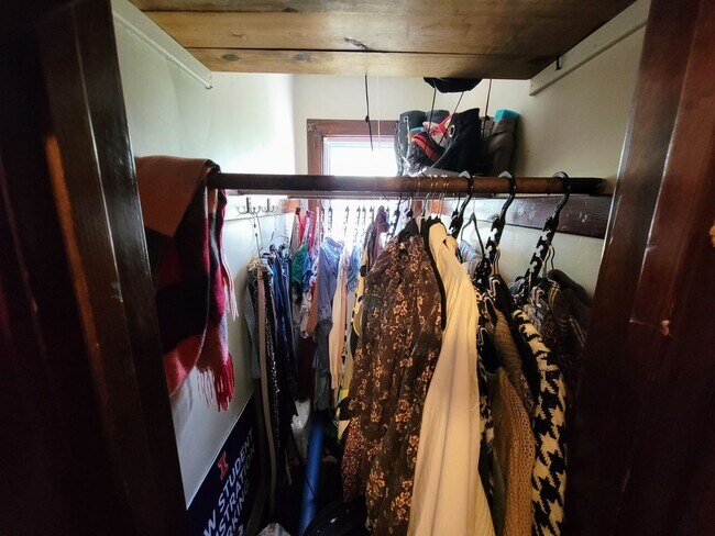 Building Photo - Charming House Located 1 Block From Campus