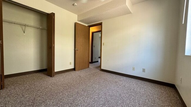 Building Photo - $1,260 | 3 Bedroom, 1 Bathroom Apartment |...