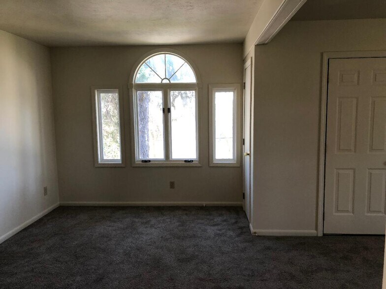 Living room - 435 Highfield Ave
