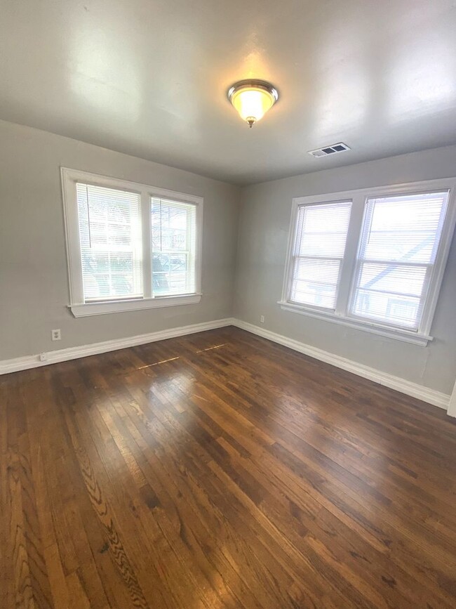 Building Photo - Upstairs 1 bed 1 bath in Linnwood Place Ad...