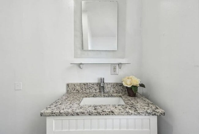 Building Photo - Housing Voucher Accepted: Charming 4-Bedroom Home in Saint Petersburg