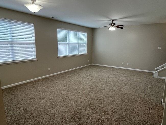 Building Photo - Great 4 Bed Home in Desired Winding Walk C...