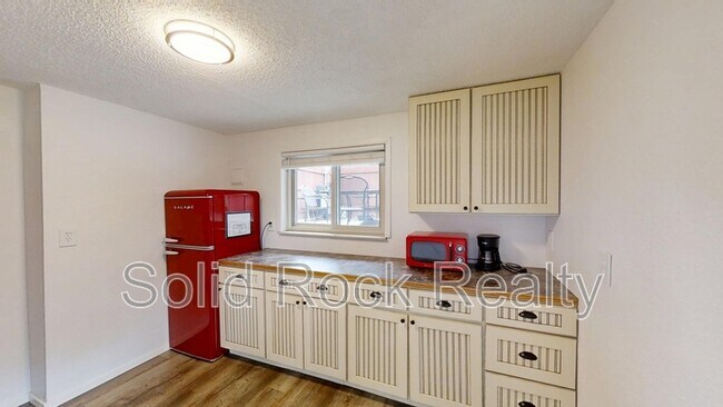 Building Photo - 635 Quebec St