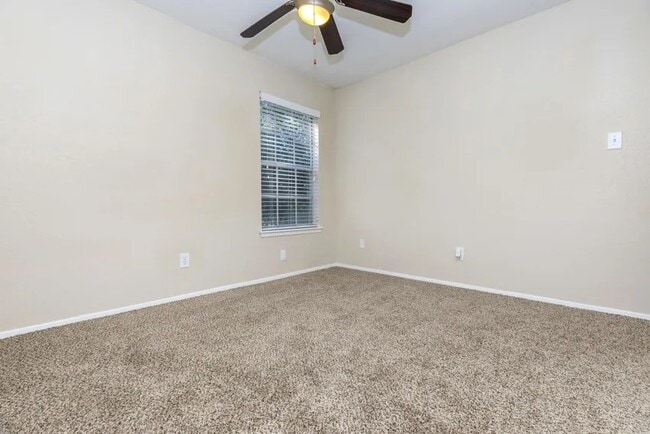 Building Photo - Elegant 2-Bedroom Near I-45 – Pets Welcome!