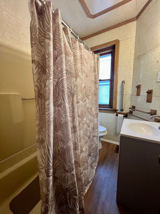 Building Photo - Stunning 3-Bedroom Townhome in Norristown! Available NOW!